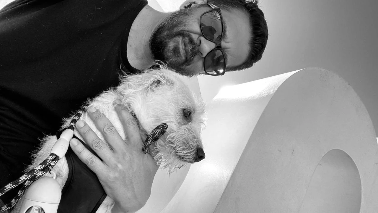 Jaime León con Benito, su perro